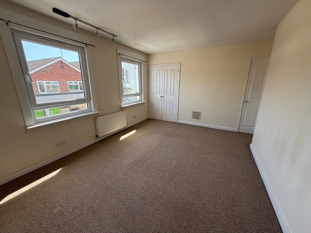 Lot: 104 - FREEHOLD BUILDING ARRANGED AS TWO FLATS ABOVE COMMERCIAL PREMISES SOLD ON LONG LEASE - First Floor Bedroom